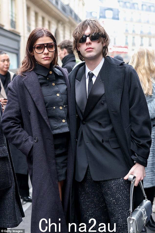 时尚焦点:前 Oasis 主唱 Liam Gallagher 的儿子 Lennon w ore 一件黑色夹克,他搭配了一条相配的领带