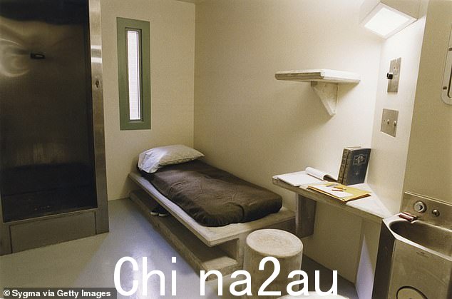 囚犯被限制在只有一个小窗户的小牢房