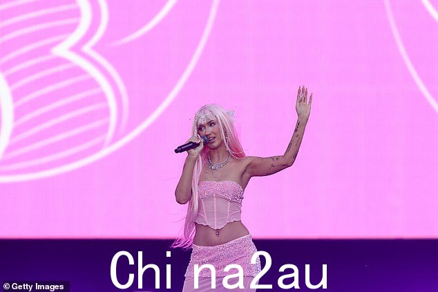 TikTok 超级明星 Peach PRC 身穿粉色裙子很漂亮,穿着透明紧身胸衣和裙子组合表演时让观众惊叹不已