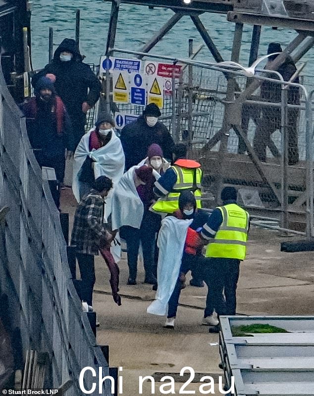 据了解,新法律还将限制海峡移民利用人权法以避免被驱逐出英国。该法案可能会严格限制寻求庇护者根据劳工人权法案提出的申诉方式通过不规则路线抵达
