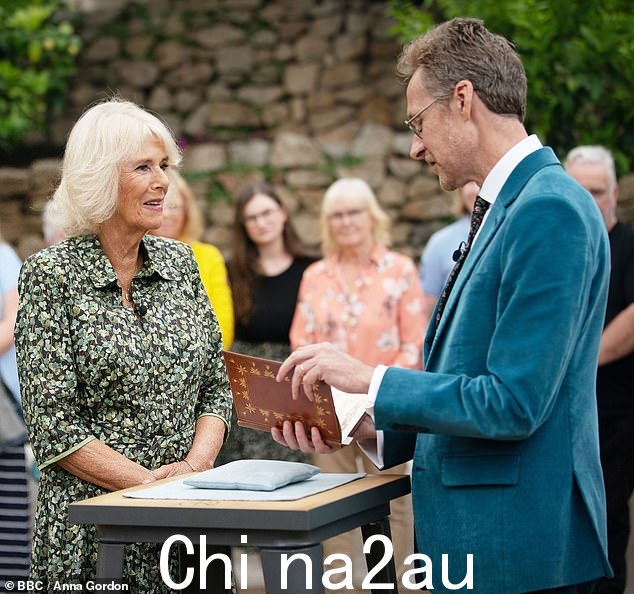 在 9 月 8 日已故女王去世前拍摄,当时的康沃尔公爵夫人出现在今晚 BBC One 的古董路演特辑中(皇家与书籍专家贾斯汀克罗夫特合影)