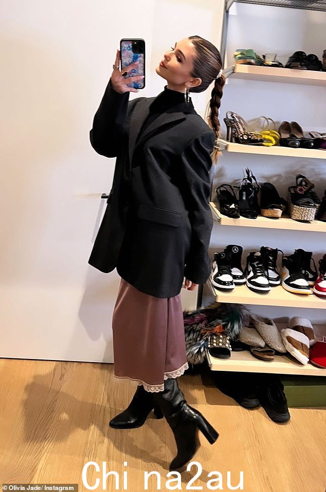 时尚:虽然她在外出时选择了更休闲的外观,但 Jade 在周六晚上分享到她的 Instagram 故事的快照中展示了她的时尚感