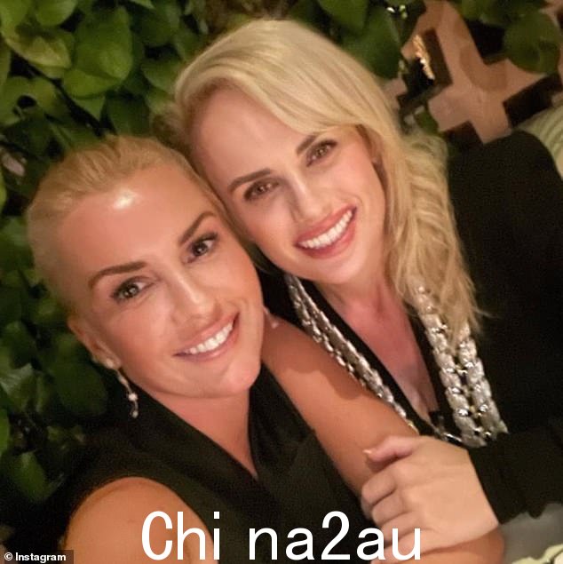 幸福的一对:Rebel(右)与女友 Ramona Agruma 处于同性关系,她告诉她的追随者她曾经使用过名人专用的约会应用程序 Raya,但不喜欢必须指定她的性别她登录时的偏好。与女友 Ramona Agruma