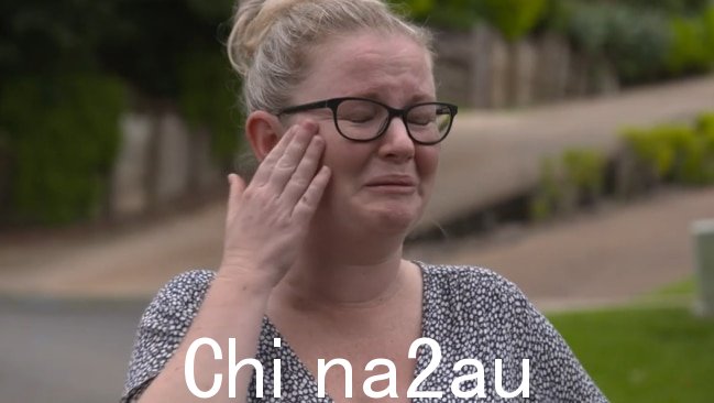 青少年闯入 Ayla Fraser 的家,偷走了家里全新的丰田 Hilux,后来被遗弃在附近的一条小溪里。图片:澳大利亚天空新闻台。” sizes=
