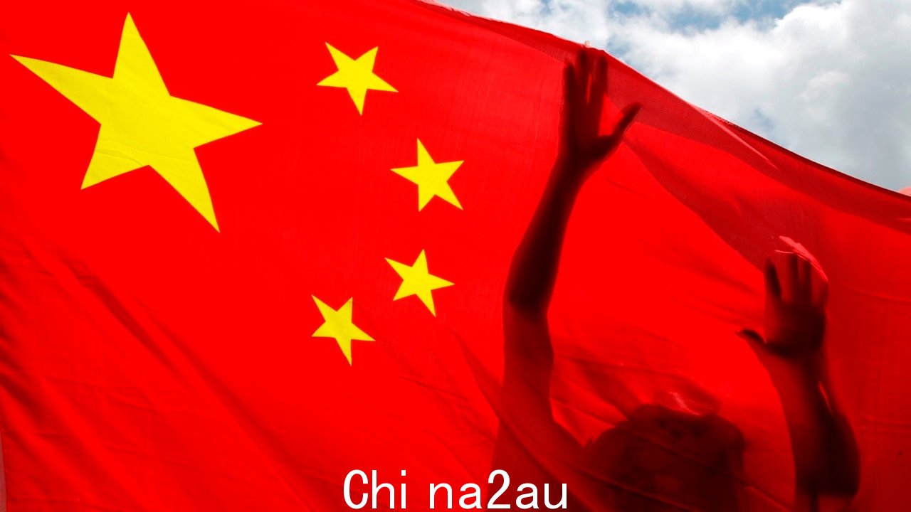 ‘年仅四岁’的孩子在学校接触到中国共产党的宣传” /><p>The bo oks 包括提及南中国海 - 随着共产主义超级大国在其有争议的岛屿主张中变得越来越咄咄逼人 - 南中国海已成为该地区的一个主要引爆点 - 属于中国。</p><p>提及也掩盖了中国的与台湾、西藏和新疆的紧张关系,同时将共产党政府描绘成一个与其少数民族有协商关系的民主政府。</p><p>序言和致谢页归功于中国共产党 (CCP) 的一个分裂作为书籍的制作人,党内官员被列为编辑。</p><p>Emily Sun 在看到他们使用的教科书后,去年将她的两个儿子从墨尔本的一所语言学校拉出来。</p><p>她惊呆了,以为自己 20 年前从中国大陆移民时就把中共抛在了身后。</p><p>“我很震惊,”孙女士说。</p><img class=