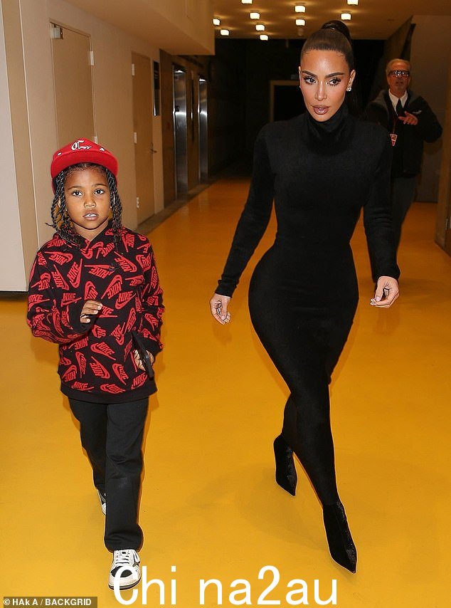 时尚组合:42 岁的金·卡戴珊 (Kim Kardashian) 周日带着她 7 岁的儿子圣 (Saint) 去了洛杉矶的 Skirball 文化中心,身穿紧身黑色连衣裙。