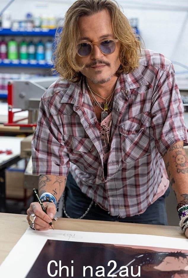 艺术家:Johnny Depp 在用他的颜料工作