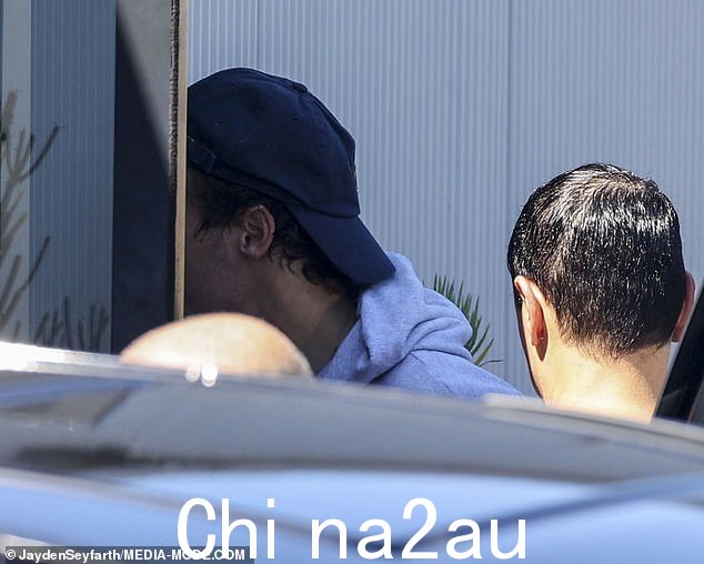 这位前 One Direction 歌手看起来精神很好,因为他迅速从他的车里转移到私人飞机航站楼