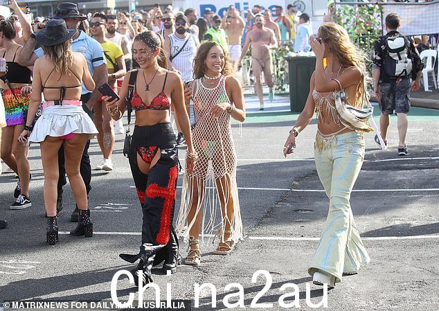 上周六狂欢者抵达邦迪海滩狂欢节派对,Nicole Scherzinger 是头条新闻
