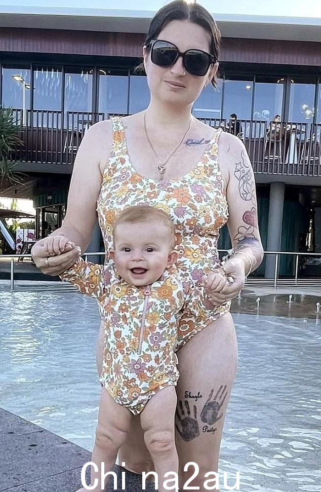Tahlia 说他们女儿的骨灰盒上有一只黄色蝴蝶,自从她过世后,这对夫妇每天都看到黄色蝴蝶