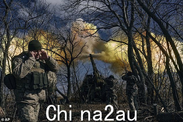 乌克兰士兵向巴赫穆特附近的俄罗斯阵地发射自行榴弹炮