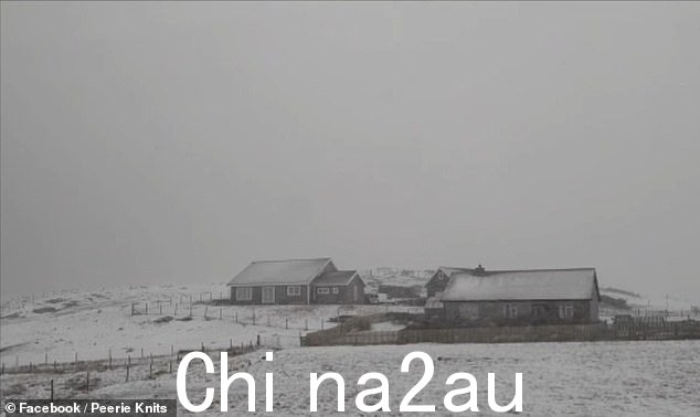 设得兰群岛:今早苏格兰设得兰群岛白雪覆盖的房屋和院子。一些居民报告学校关闭和取消校车路线