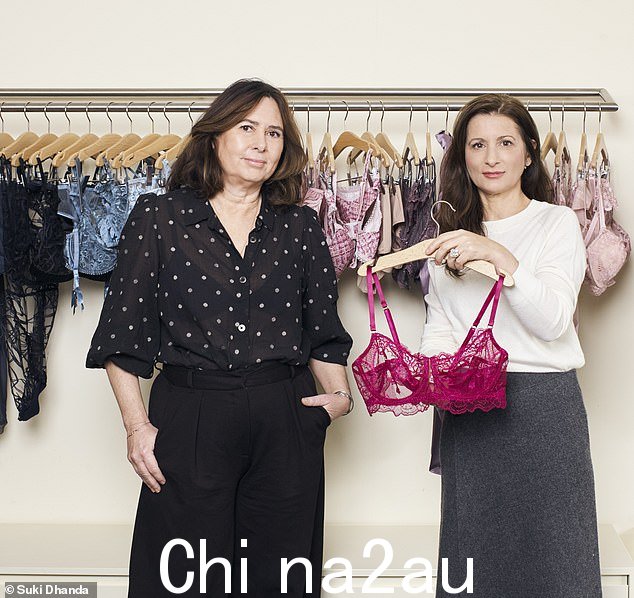 胸罩窃窃私语者:Alexandra Shulman 和 Susana Lorena。几十年来,Alexandra 甚至没有一件