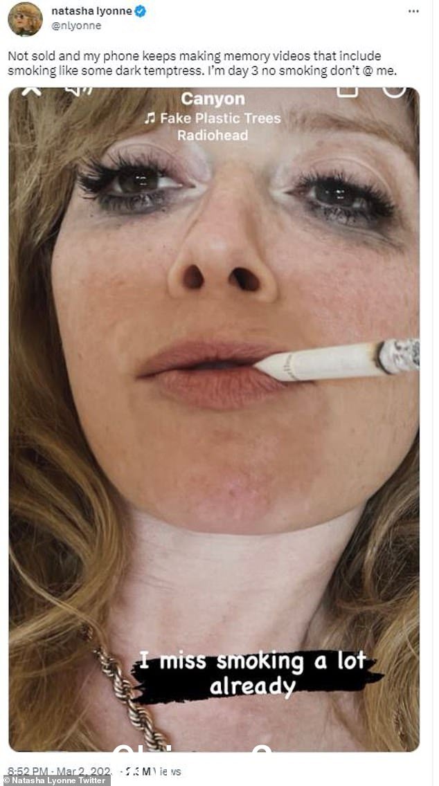 最新消息:43 岁的 Natasha Lyonne 在记录她为戒烟所做的努力时,收到了 83 岁的 Melissa Etheridge 和 61 岁的 Lily Tomlin 等名人的亲切称赞