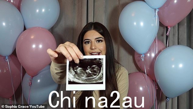 长大了:Sophia 去年 10 月分享了她的婴儿扫描照片,当时她告诉她的社交媒体粉丝她怀孕了