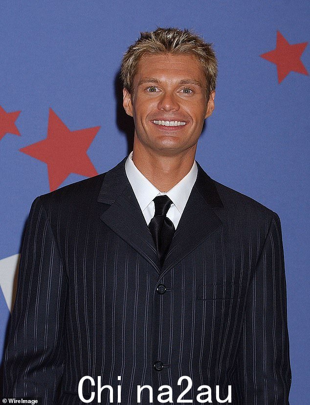 过去:Ryan Seacrest 年仅 28 岁,担任美国偶像第一季的主持人