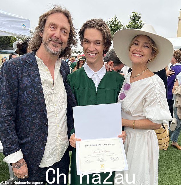 非常支持:凯特之前结过婚Black Crowes 的 Chris Robinson,56 岁,从 2000 年到 2007 年。这对前夫妇分享了他们的儿子 Ryder