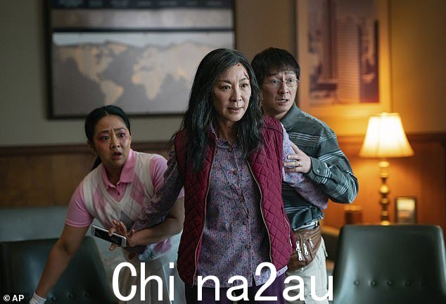 颁奖季宠儿:由 Daniel Kwan 和 Daniel Scheinert(被称为 Daniels)编剧和导演,Everything Everywhere All At Once 在获得大奖后将于 3 月 12 日角逐 11 项奥斯卡奖在最近几个月的其他主要颁奖典礼上。