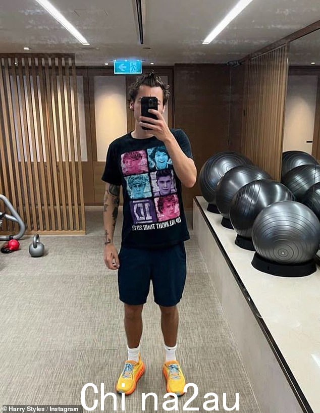 最新消息:29 岁的哈里·斯泰尔斯 (Harry Styles) 在社交媒体上拍了一张自己身着黑色 One Direction 衬衫的照片,这件衬衫似乎来自乐队 2012 年的 Up All Night 巡演