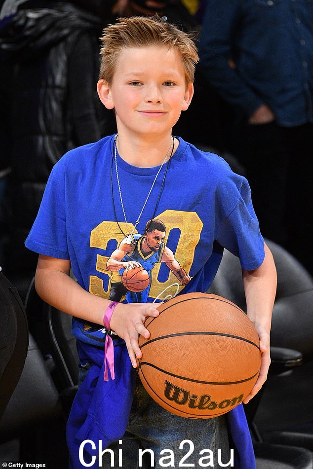 Curry 粉丝:Jennifer Garner 和 Ben Affleck 的儿子穿着 Steph Curry 衬衫参加比赛