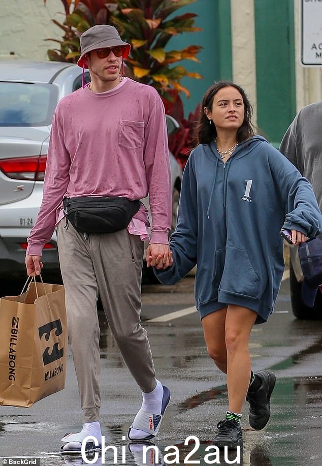 Pete Davidson 和他的女朋友,Chase Sui Wonders,周六晚上在洛杉矶发生了一场车祸。几个小时前,有人看到他们在夏威夷四处走动