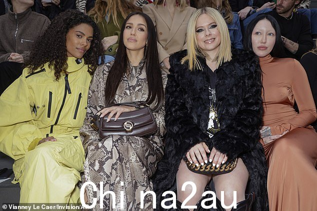 一线明星:Tina Kunakey,左起,Jessica Alba、Avril 和 Noah