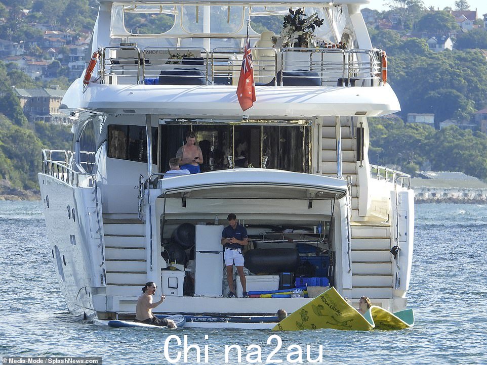 奢华生活:一行人在游艇上享受奢华的一天