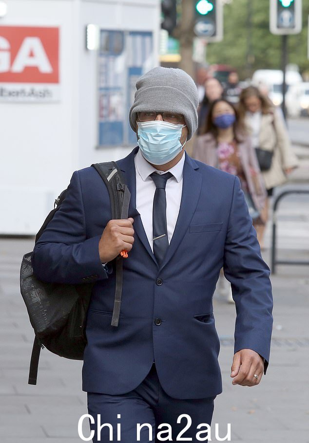 现役大都会警察 Jonathon Cobban 今天抵达威斯敏斯特地方法院,他被指控分享“严重冒犯性”的 WhatsApp 消息