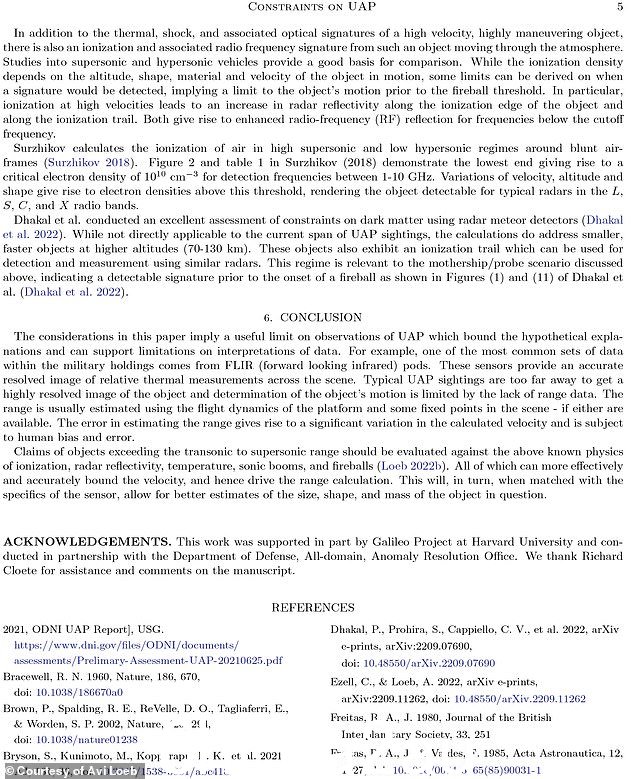 在文章中,科学家和最高情报官员假设了 t外星人可能很久以前就派出一艘“母舰”飞船穿越银河系,能够发射自己的小型探测器来访问它经过的有趣行星,包括地球