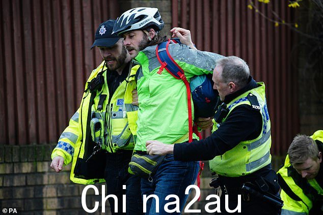 托马斯·泰勒,47 岁,被拘留今天在警察要求离开粉碎现场后的 ody