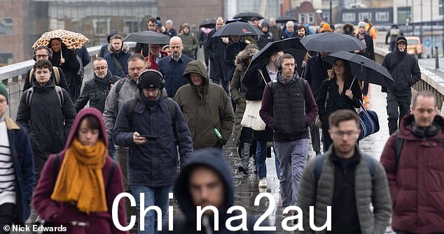 伦敦:今天早上人们在雨中和寒冷的温度下在伦敦桥周围行走