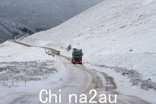 STRATHDON:一辆 HGV 在 The Lecht 的积雪覆盖的 A939 公路上艰难前行