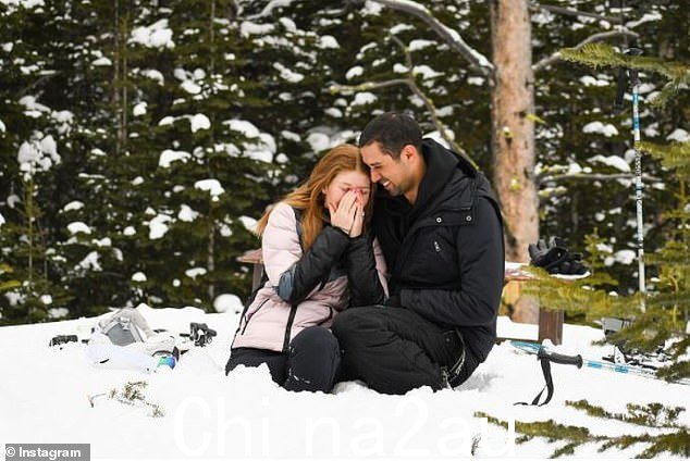 Nayel 在一次滑雪旅行中向 Jennifer 求婚三年约会后的 2020 年 1 月
