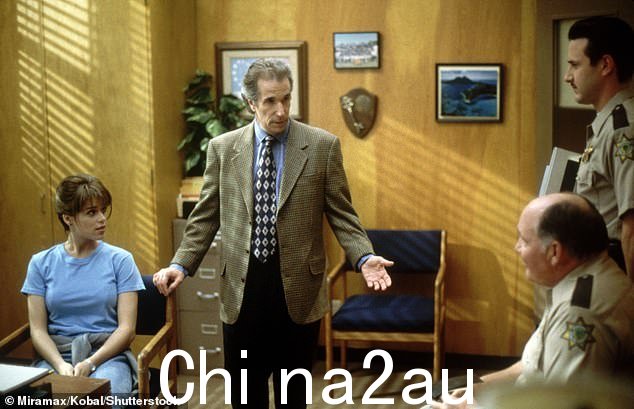 他也拍电影:1996 年与 Neve Campbell、David Arquette 一起出演惊声尖叫