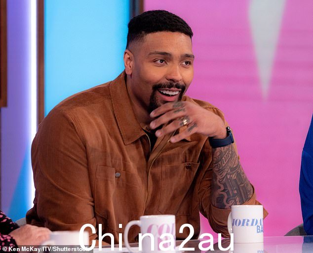 '这太糟糕了':周一,乔丹·班卓 (Jordan Banjo) 在 Loose Women 节目中透露了他在接受输精管结扎术之前误解护士并“把裤子拉到脚踝”之后的尴尬时刻。” =