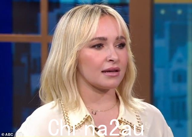 心碎:海登·潘妮蒂尔 (Hayden Panettiere) 在谈到她哥哥詹森 (Jansen) 的死讯时强忍泪水