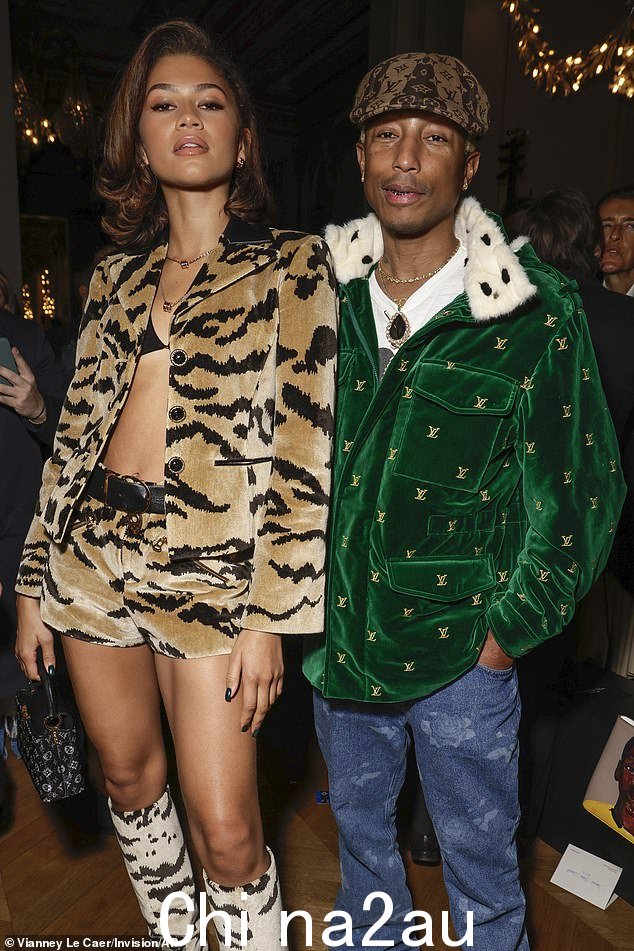 著名朋友:她与 Louis Vuitton 的新任创意总监 Pharrell Williams 合影留念
