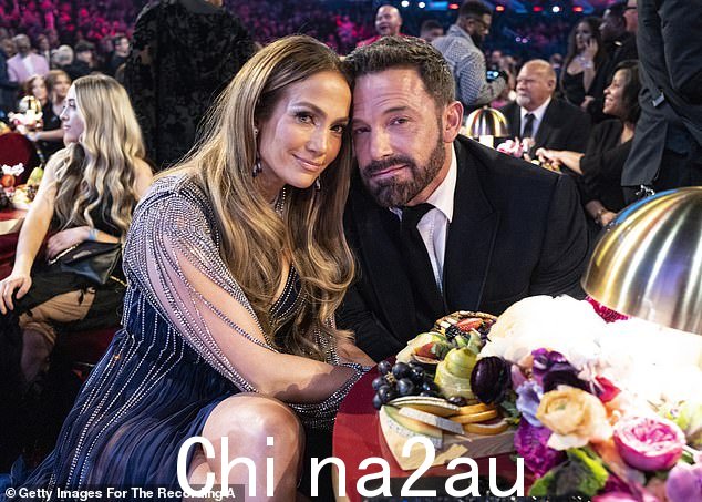 让自己在家里!这对夫妇一直在寻找房子,租下澳大利亚亿万富翁詹姆斯帕克价值 6000 万美元的比佛利山豪宅