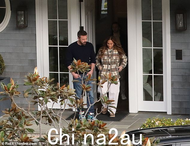 未来装修?这对夫妇被拍到于 2 月 28 日在该物业停留,内部人士告诉 TMZ,他们一直在经常访问该房屋,以了解一旦销售完成后他们可能想要进行的任何更改