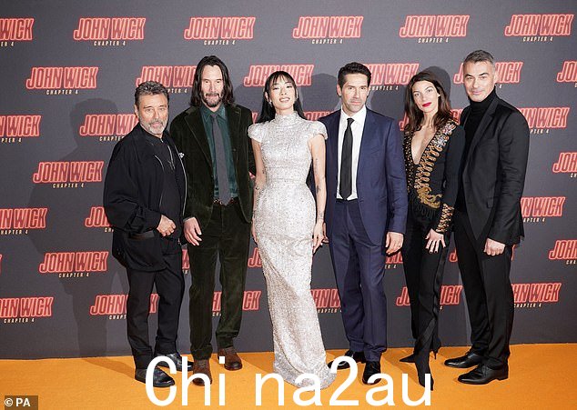John Wick:(从左到右)Ian McShane、Keanu Reeves、Rina Sawayama、Scott Adkins、Natalia Tena 和 Chad Stahelski