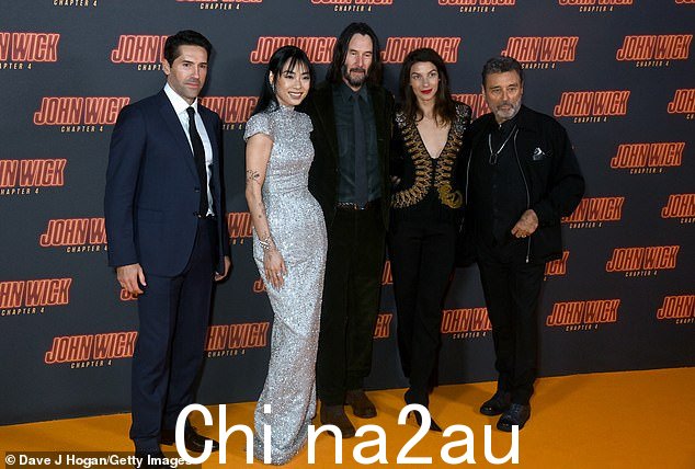 排队:Scott Adkin、Rina Sawayama、Keanu Reeves、Natalia Tena 和 Ian McShane 合影