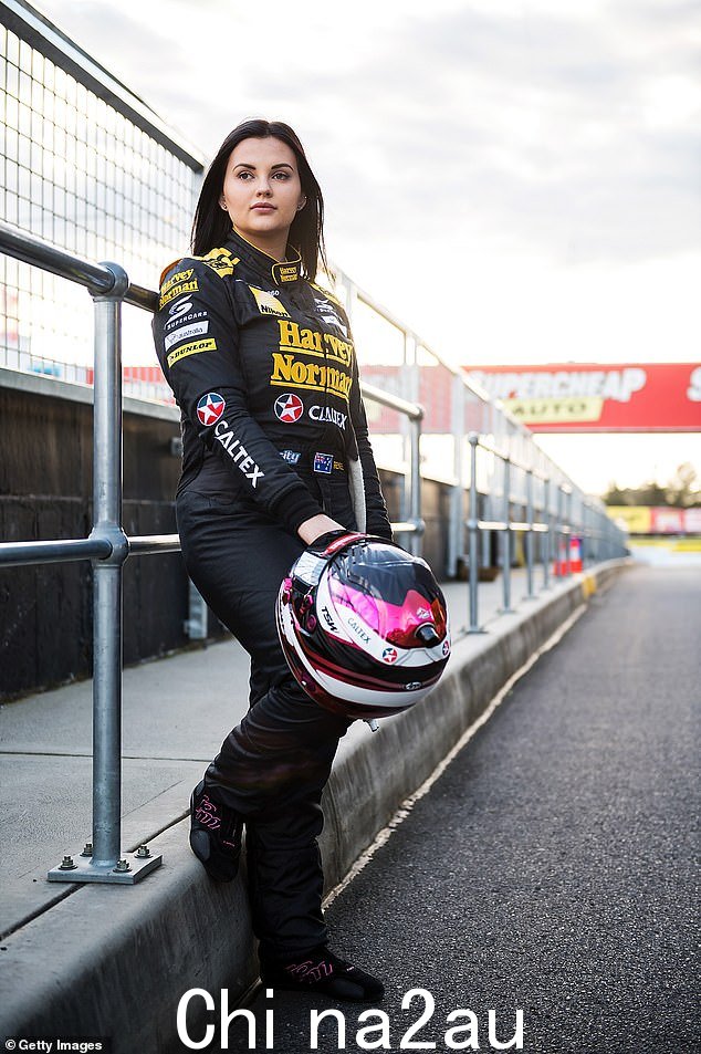 Renee Gracie 在 2019 年加入成人平台后在 OnlyFans 上为自己赢得了名声。但这位前 V8 超级跑车车手可能会在 2017 年退役后凯旋回归赛道。如图所示2016