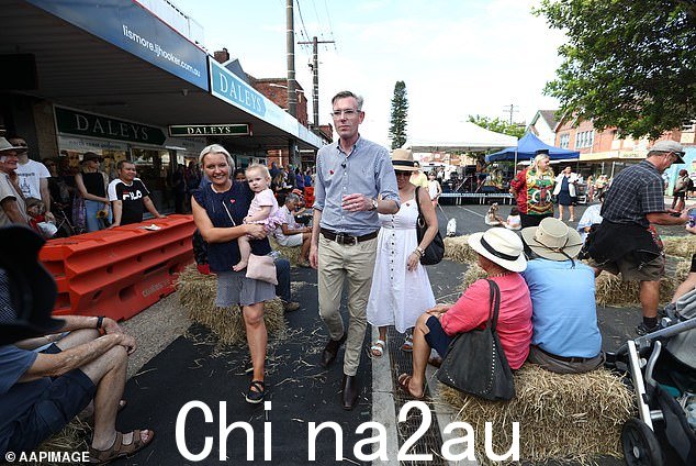 新南威尔士州州长 Dominic Perrottet(中)与他的妻子 Helen 在 3 月 25 日大选前参加竞选活动(抱着婴儿 Celeste)