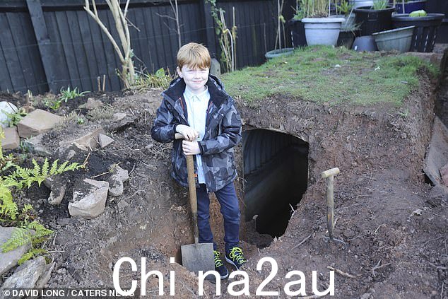 8 岁的詹姆斯一直在帮助他的家人挖掘他们在考文垂的花园里发现的安德森避难所