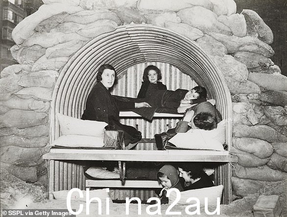 一家人睡在安德森的防空洞里a photo from the beginning of the war