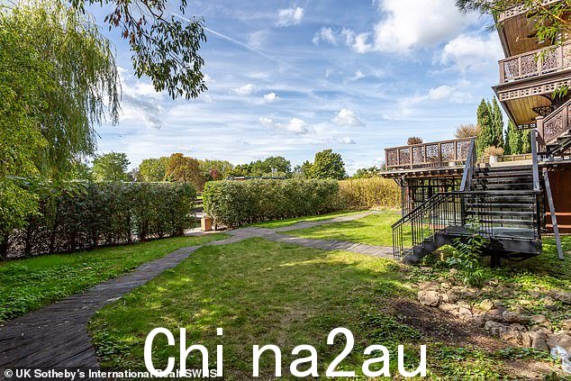 河滨房产四周环绕着迷人的花园 - 它占地一英亩