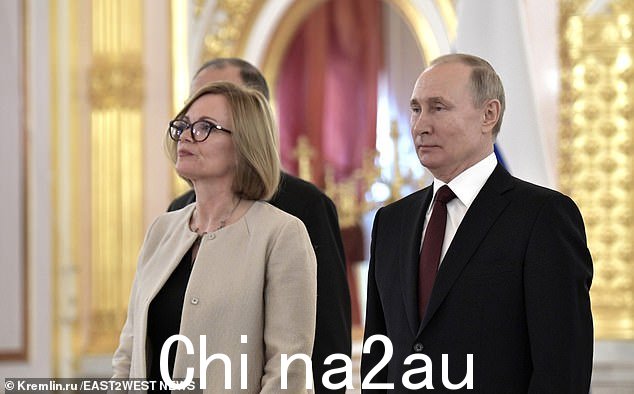 英国大使黛博拉·布朗内特夫人(左)与罗斯合影亚洲总统弗拉基米尔·普京(右)