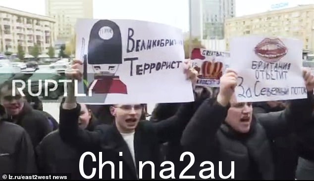 之前的外交访问也看到抗议者用标语牌向 Bronnert 致意,标语称英国为恐怖主义国家
