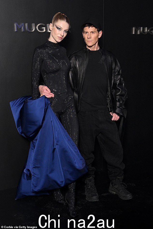 这是我的派对:Hunter Schafer 在周一举行了一场华丽的巴黎时装周派对,庆祝她与 Mugler 的持续合作(与 Casey Cadwallader 合影。Mugler 的创意总监)