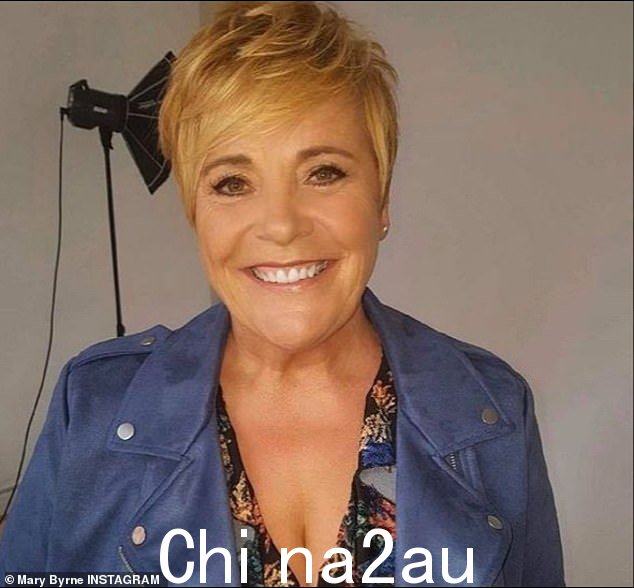 糟糕:Mary Byrne 的旅游巴士在一次“爆炸性”碰撞中撞上一辆卡车后被送往医院